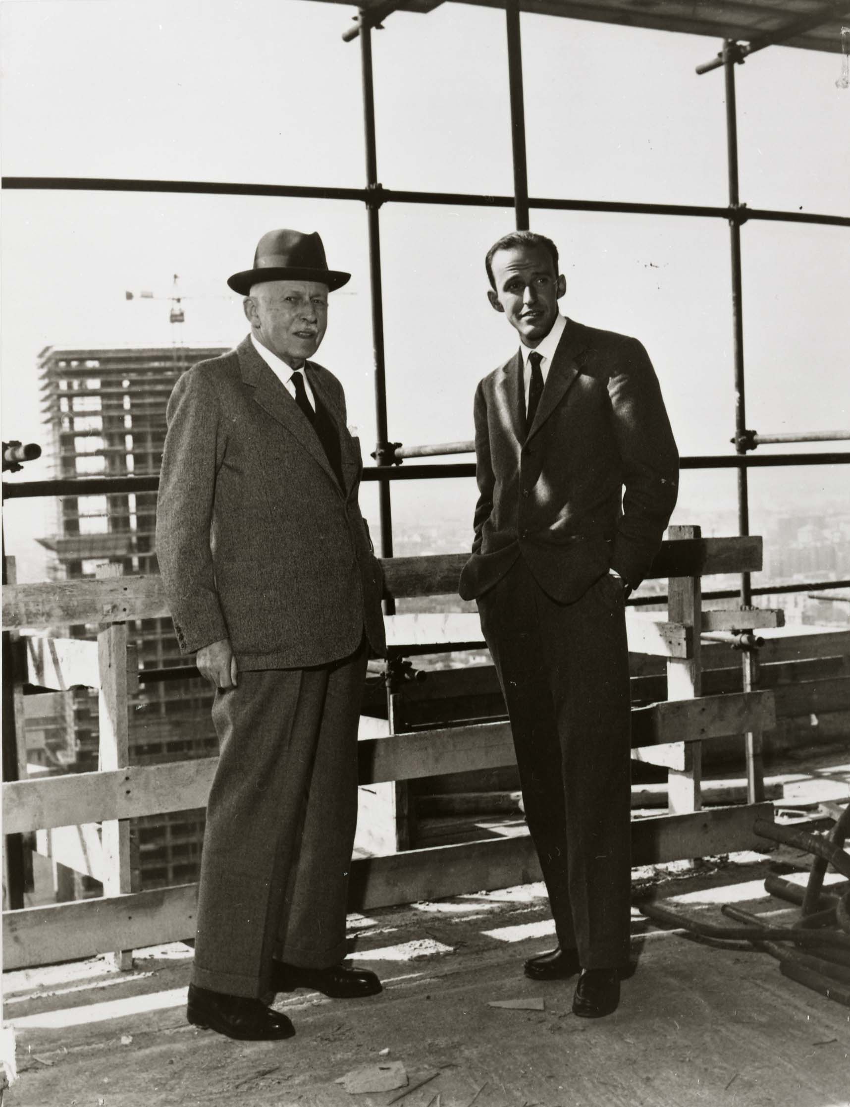 Alberto e Leopoldo sul grattacielo 1958